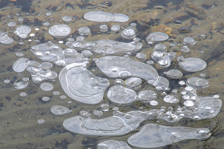 vereiste Luftblasen im Wasser